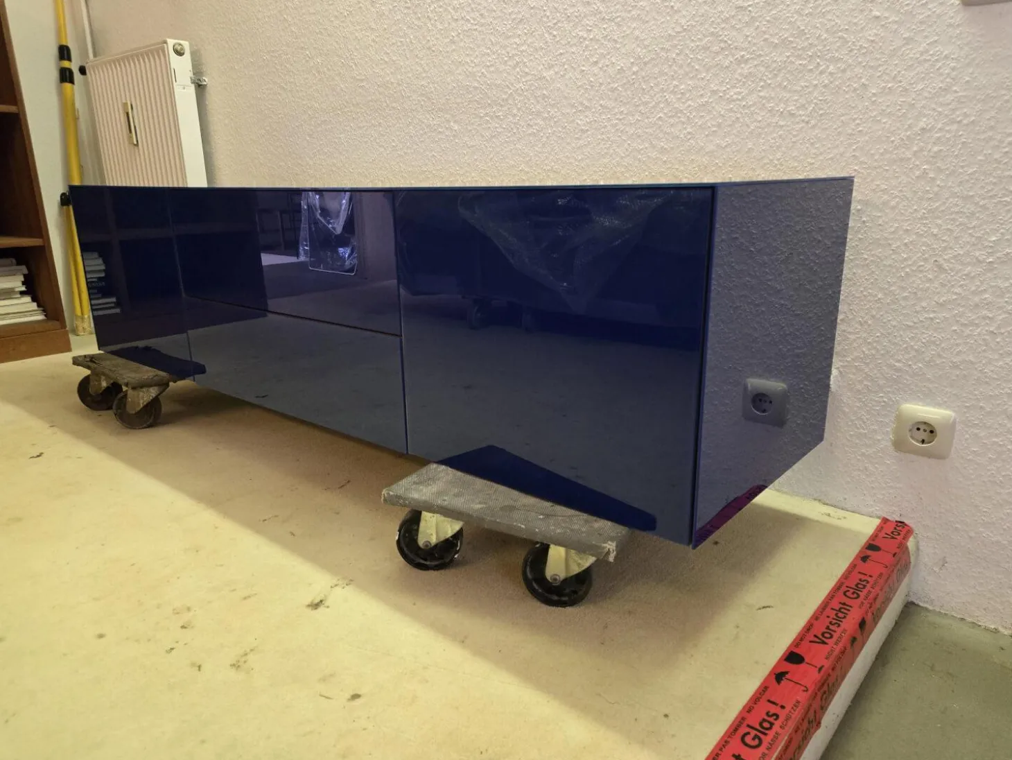 Hängelowboard Novus Korpus Knorrige Eiche Rustikal Natur Geölt Front Glas 5002 Ultramarienblau Blau Glänzend