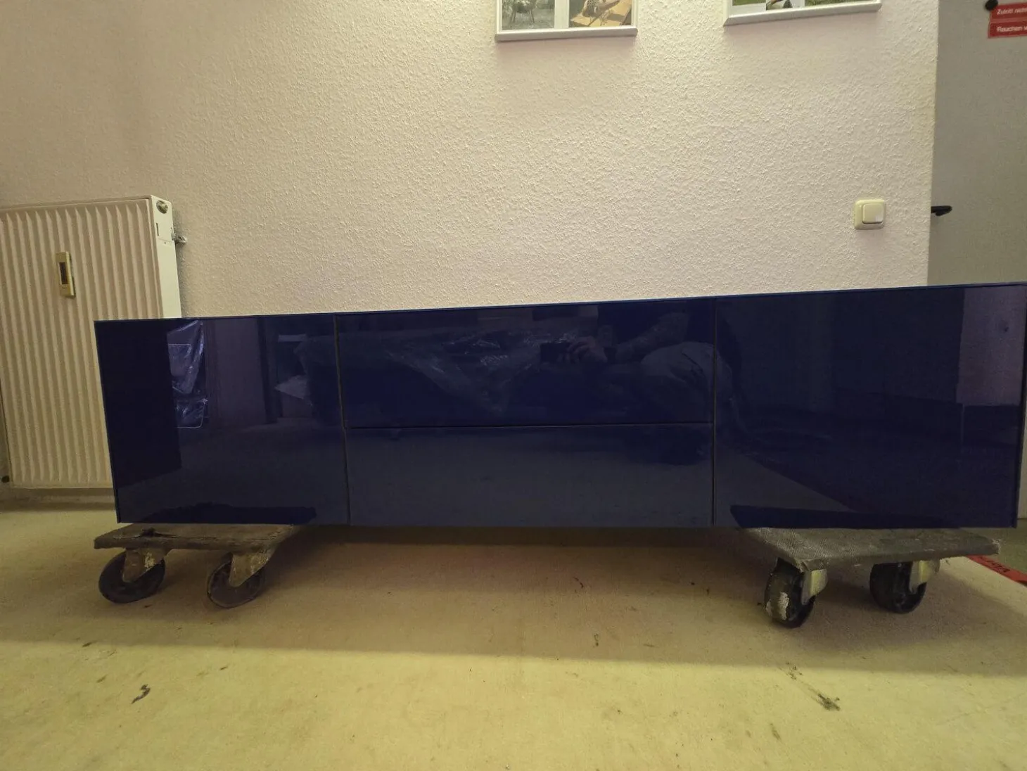 Hängelowboard Novus Korpus Knorrige Eiche Rustikal Natur Geölt Front Glas 5002 Ultramarienblau Blau Glänzend