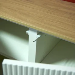 Hänge-Sideboard Cubo Korpus 420 Glattlack Verkehrsweiß Abdeckplatte 127 Eiche Milk