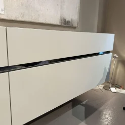 Hängesideboard Gap Lack Matt NCS S1502-Y Pearl Creme Fuge Chrom Rauchgrau
