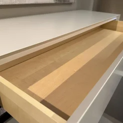 Hängesideboard Gap Lack Matt NCS S1502-Y Pearl Creme Fuge Chrom Rauchgrau