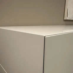 Hängesideboard Gap Lack Matt NCS S1502-Y Pearl Creme Fuge Chrom Rauchgrau