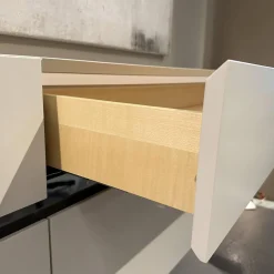 Hängesideboard Gap Lack Matt NCS S1502-Y Pearl Creme Fuge Chrom Rauchgrau