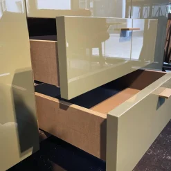 Hängesideboard LT40 Lack Ruta 231 Grün mit Schubkästen und Türen