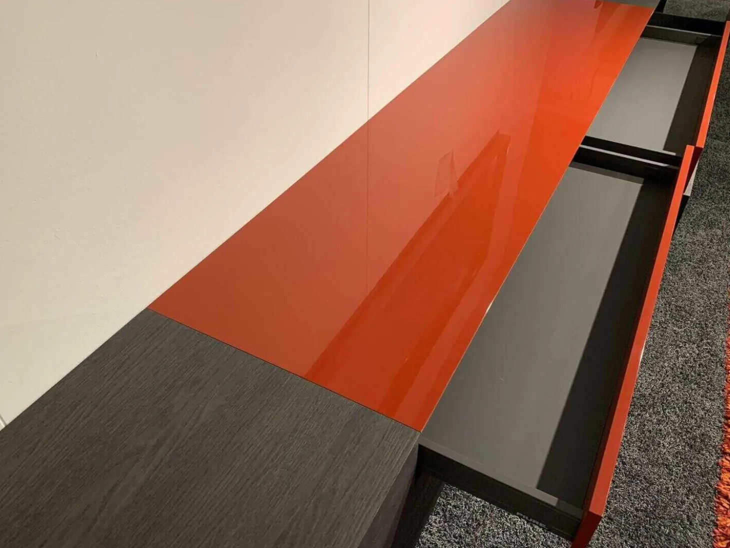 Hänge-Sideboard Nex Box Holz Grau Rot Lack