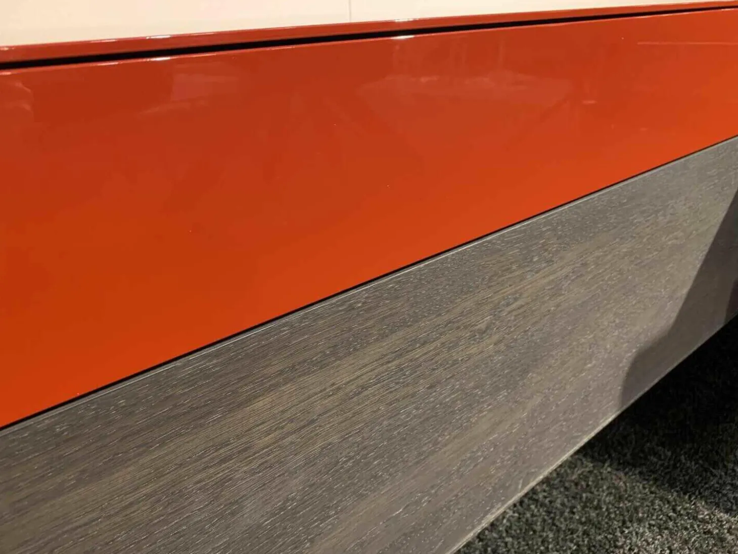 Hänge-Sideboard Nex Box Holz Grau Rot Lack