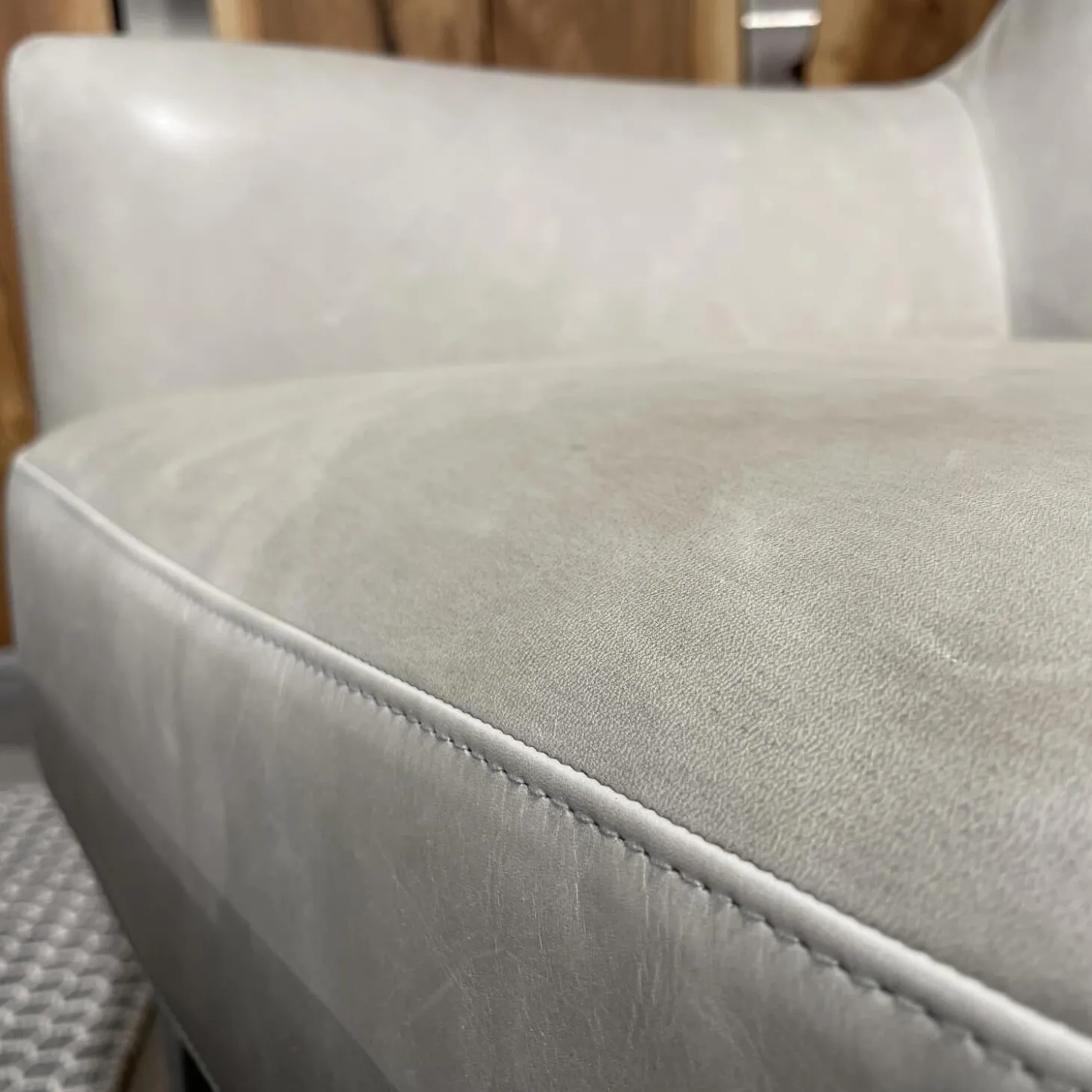 Hochlehnsessel Coco Bezug BW 0300-704 Leder Gascogne Grey Inklusive Hocker