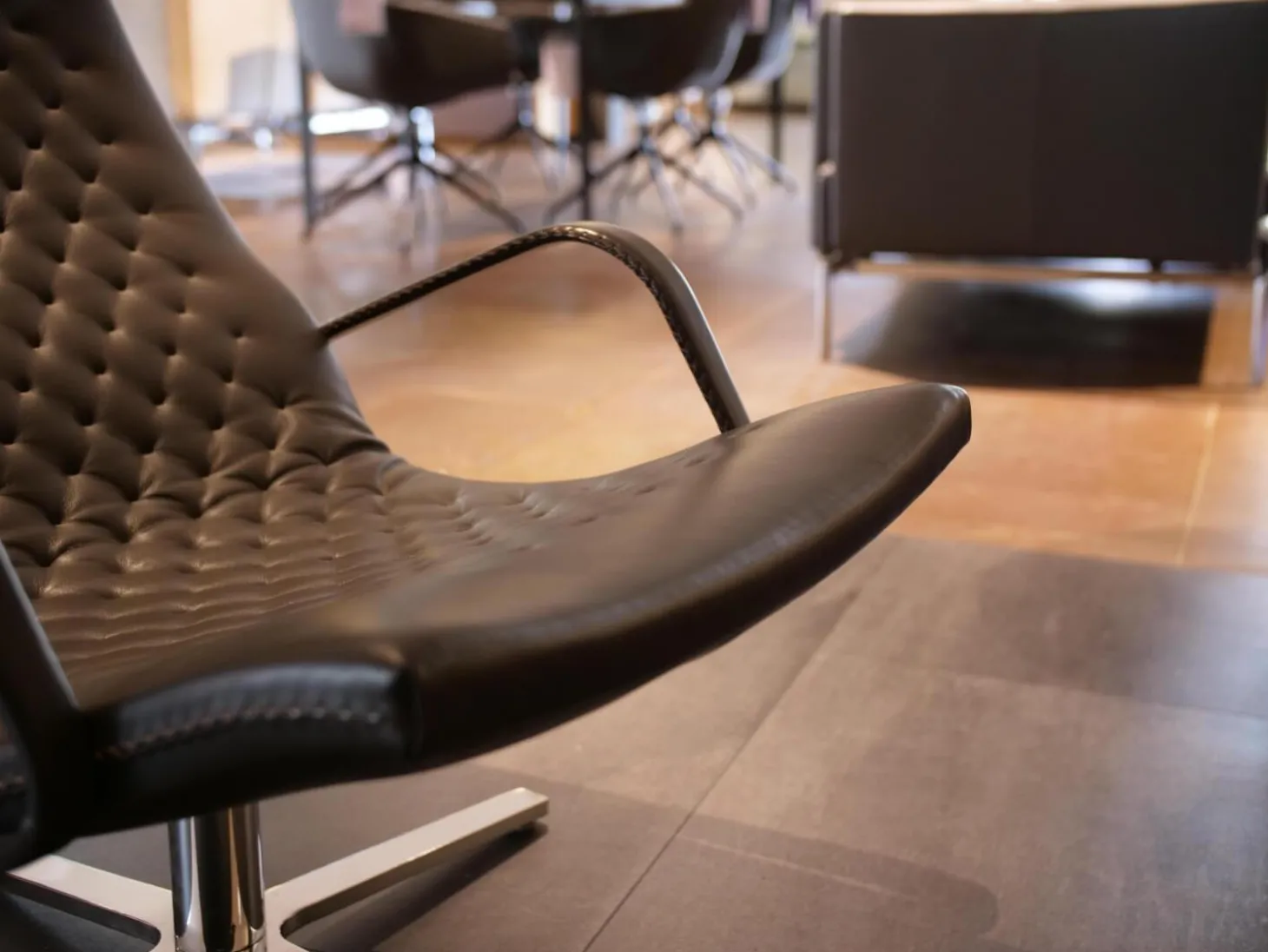 Hochlehn-Sessel DS-51 A Leder Touch Espresso Braun Ton in Ton Gestell 4-Fuß Chrom