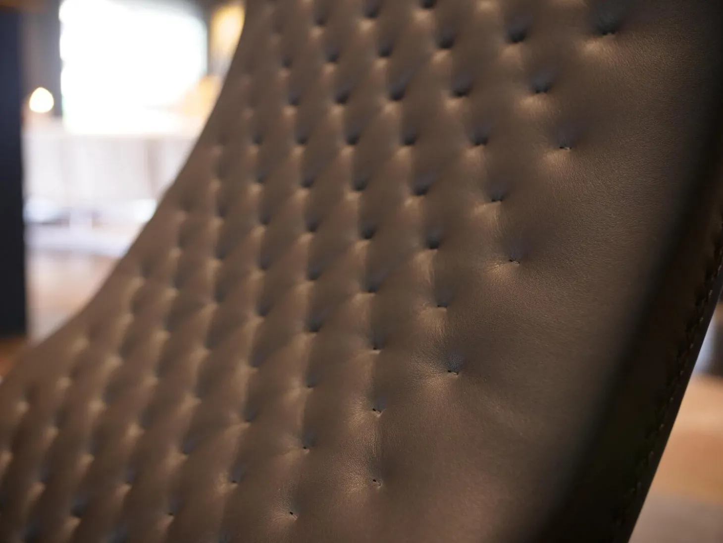 Hochlehn-Sessel DS-51 A Leder Touch Espresso Braun Ton in Ton Gestell 4-Fuß Chrom