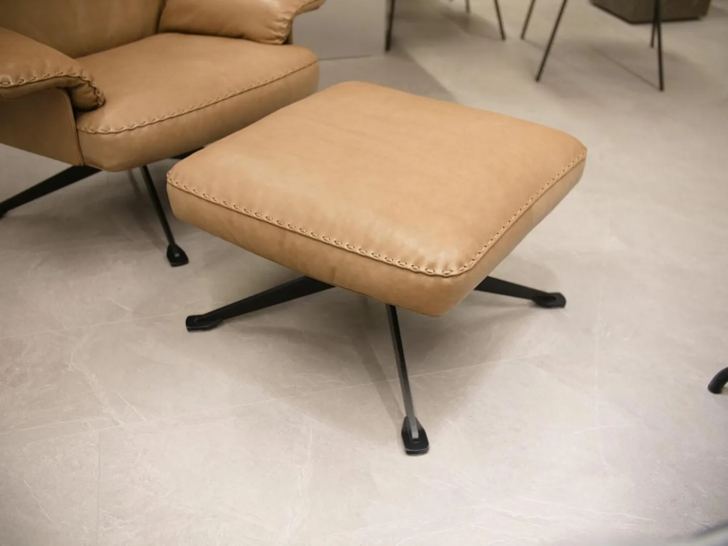 Hochlehnsessel DS-0031-111 Mit Hocker Leder Naturale 53 Noce 4-Sternfuß Schwarz Beschichtet