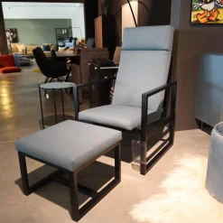 Hochlehnsessel Grace Wood Bezug Stoff 4057 61 Blau Grau Gestell Eiche Schwarz Gebeizt Inklusive Hocker