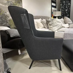 Hochlehnsessel Lilou Stoff Rye Schwarzgrau Fuß Schwarz mit Hocker Derby