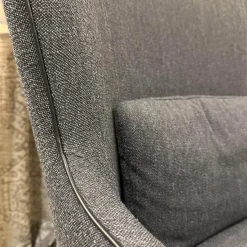 Hochlehnsessel Lilou Stoff Rye Schwarzgrau Fuß Schwarz mit Hocker Derby