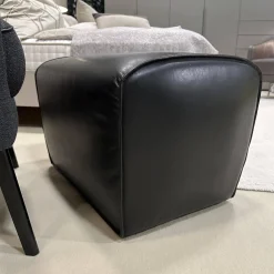 Hochlehnsessel Lilou Stoff Rye Schwarzgrau Fuß Schwarz mit Hocker Derby