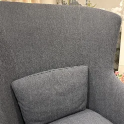 Hochlehnsessel Lilou Stoff Rye Schwarzgrau Fuß Schwarz mit Hocker Derby