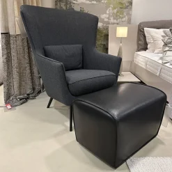 Hochlehnsessel Lilou Stoff Rye Schwarzgrau Fuß Schwarz mit Hocker Derby