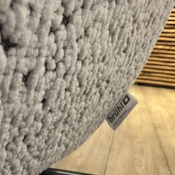 Hochlehnsessel Viktor Stoff 6450 49 Weiß Grau Gestell Kreuzfuß Metall Schwarz Pulverbeschichtet Mit Hocker