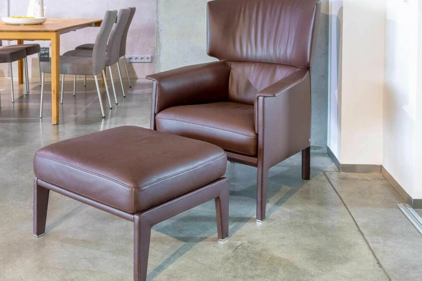 Hochwertiger Ohrenbacksessel Mit Hocker Leder Dunkelbraun