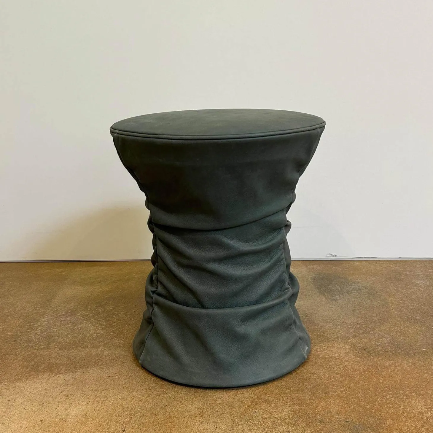 Hocker Bellows 222 H1 Leder Vintage Blue Tourmaline Blau Grau Gestell Holzkonstruktion Mit Gasfeder