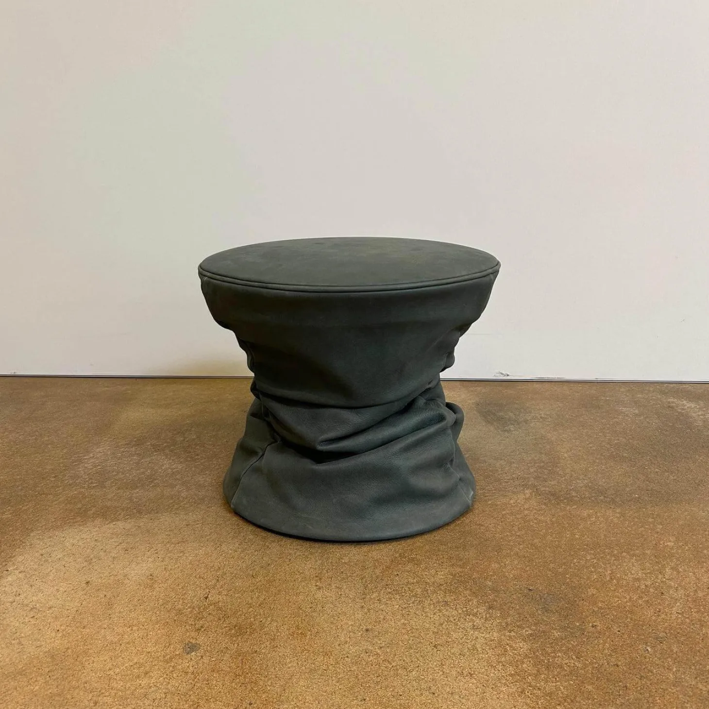 Hocker Bellows 222 H1 Leder Vintage Blue Tourmaline Blau Grau Gestell Holzkonstruktion Mit Gasfeder