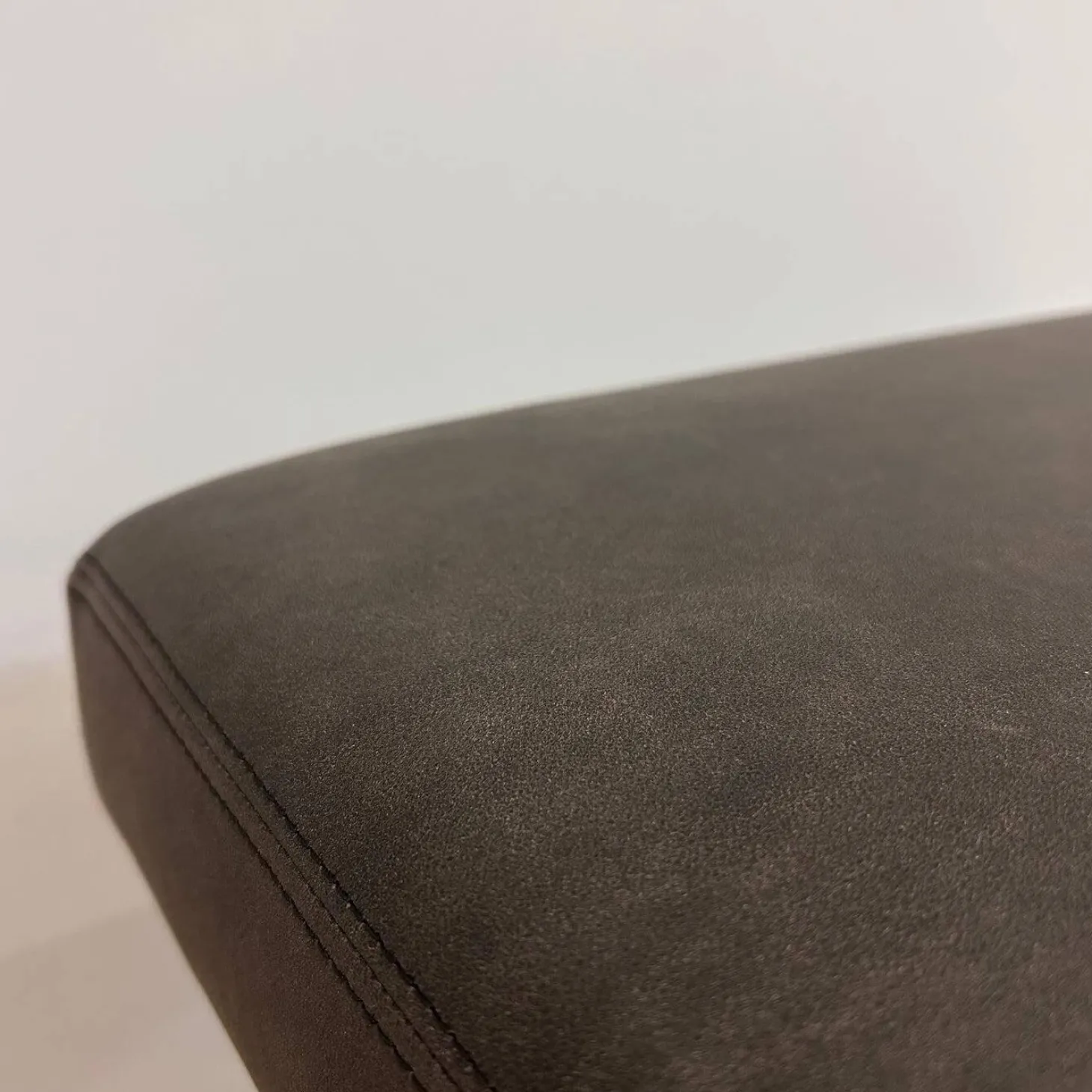 Hocker Berlin Chair Leder Vintage 65 1410 Cigar Schwarz Gestell Profilstahl Hochglanz Verchromt