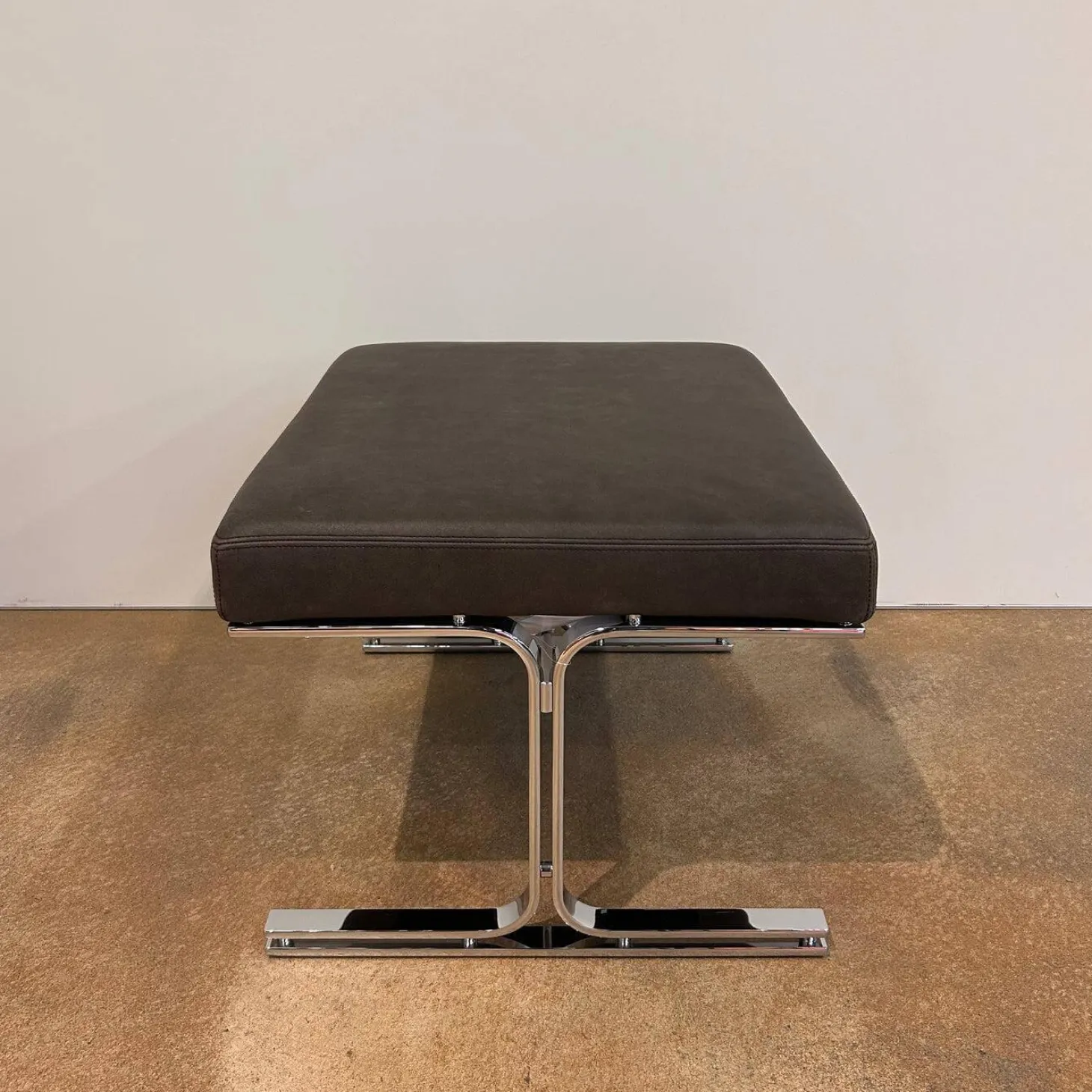 Hocker Berlin Chair Leder Vintage 65 1410 Cigar Schwarz Gestell Profilstahl Hochglanz Verchromt