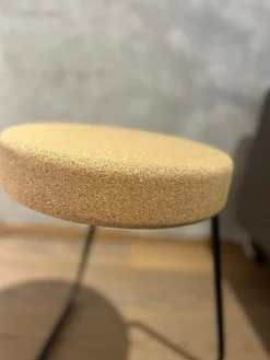 Hocker CC2 Kork Metall Schwarz Pulverbeschichtet