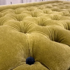 Hocker Royal Caption Stoff Zimmer & Rhode Infinity Grüngelb Mit Dunkelblauen Knöpfen Füße Dunkel Gebeizt Und Lackiert