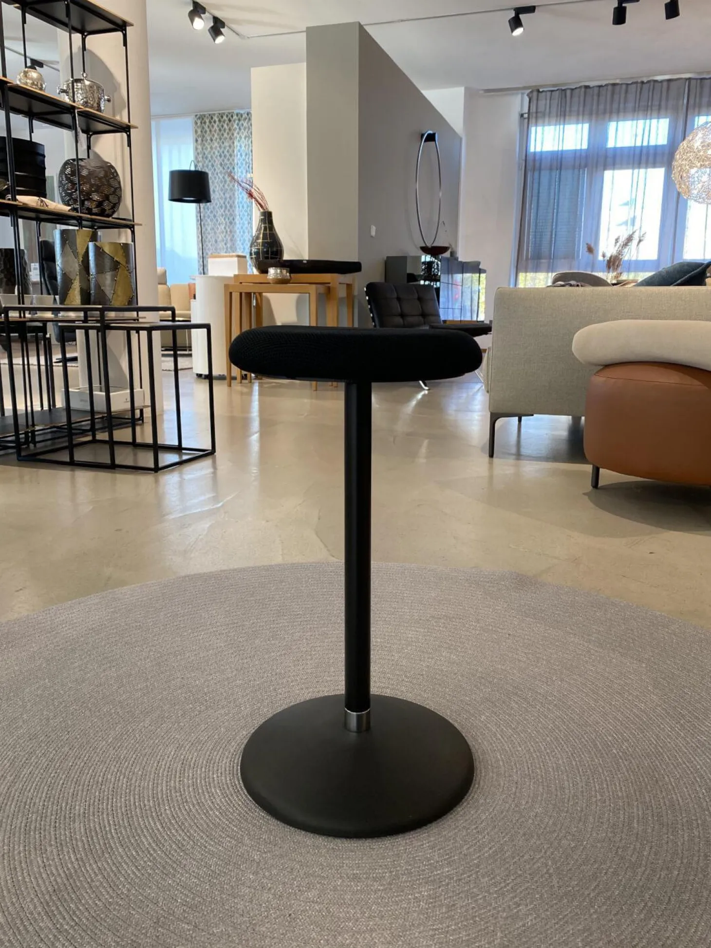 Hocker Sway Stoff Schwarz Gestell Und Tellerfuß Stahl Pulverbeschichtet Schwarz