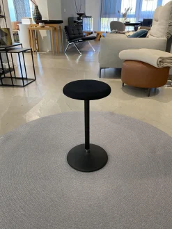 Hocker Sway Stoff Schwarz Gestell Und Tellerfuß Stahl Pulverbeschichtet Schwarz