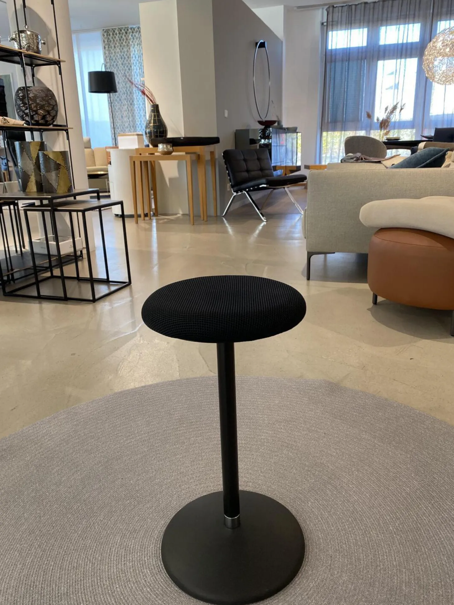 Hocker Sway Stoff Schwarz Gestell Und Tellerfuß Stahl Pulverbeschichtet Schwarz