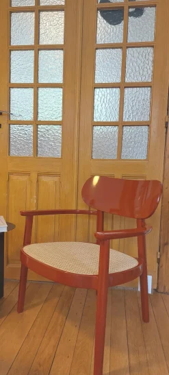 Holzsessel 119F Hochglanzlack Dunkelrot Sitzfläche Rohrgeflecht Gleiter Kunststoff Braun Mit Filz Mit Armlehnen