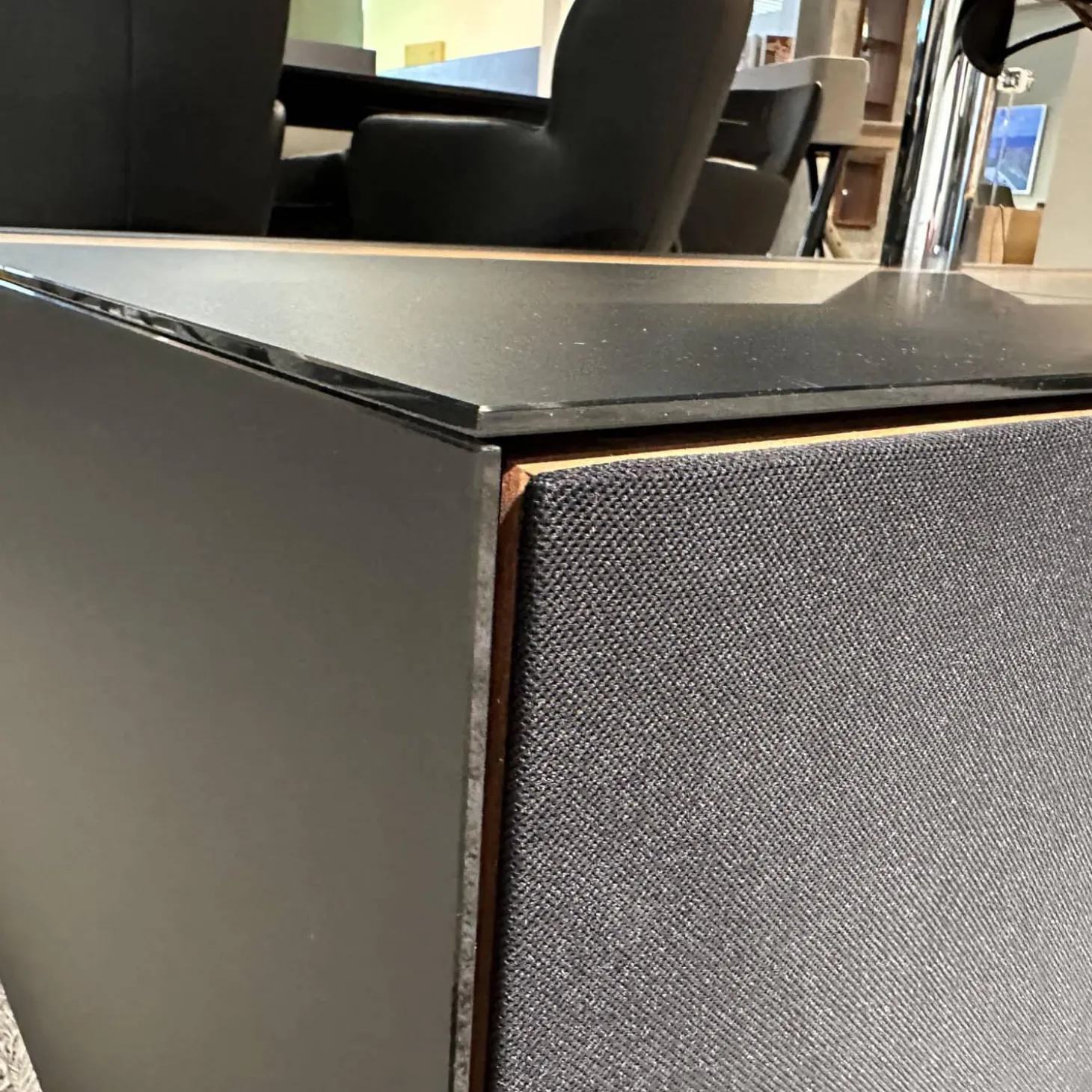 Home-Entertainment Raumteilerkorpus Mit TV-Säule Abdeckplatte Farbglas Schwarz Matt Nussbaum Natur Geölt