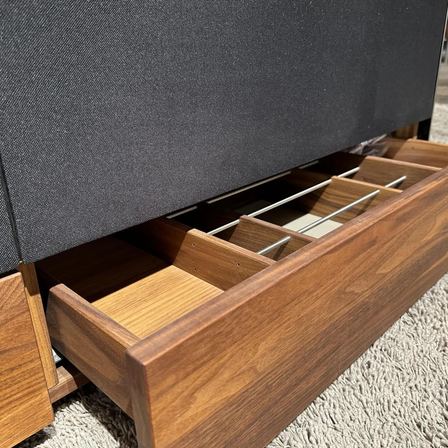 Home-Entertainment Raumteilerkorpus Mit TV-Säule Abdeckplatte Farbglas Schwarz Matt Nussbaum Natur Geölt