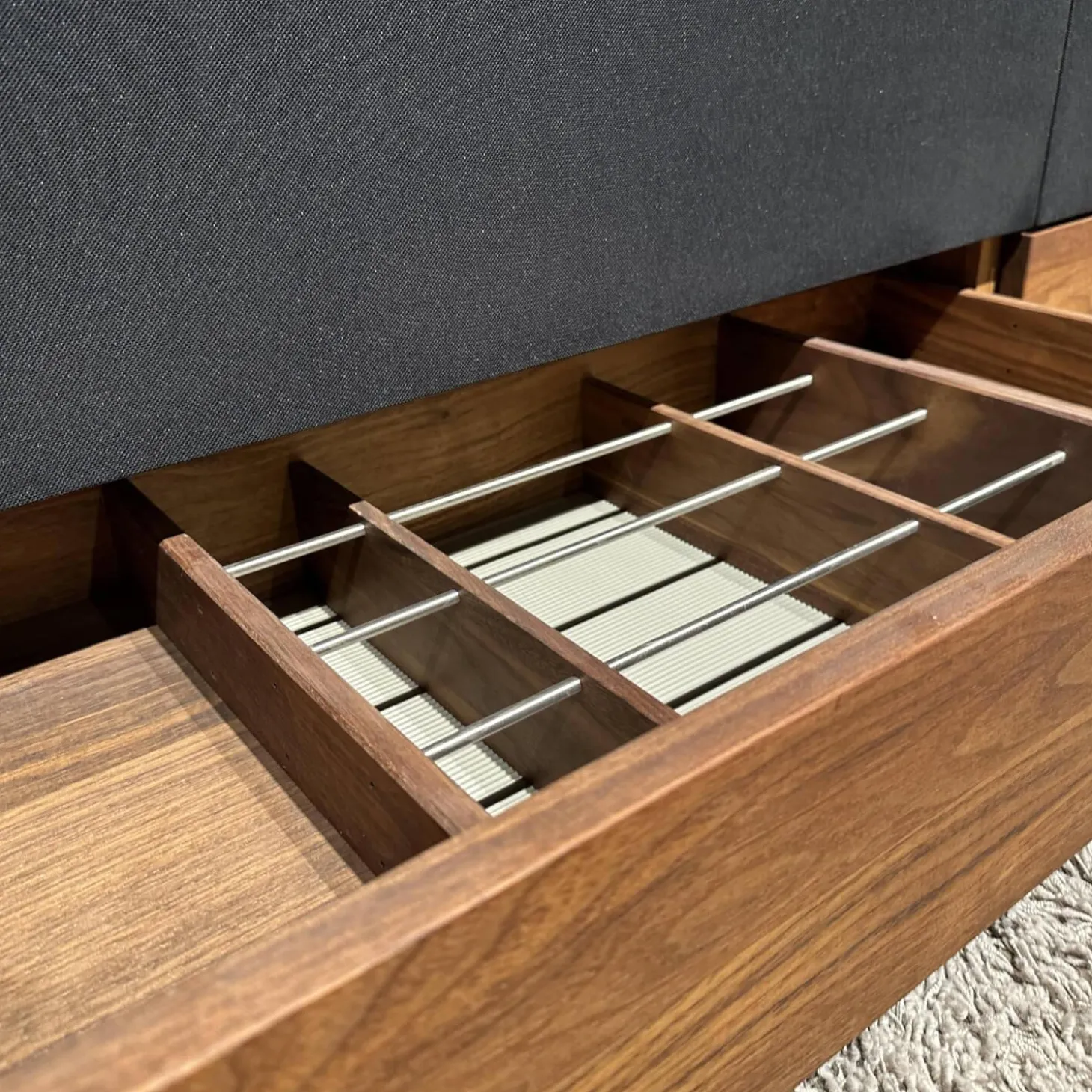 Home-Entertainment Raumteilerkorpus Mit TV-Säule Abdeckplatte Farbglas Schwarz Matt Nussbaum Natur Geölt