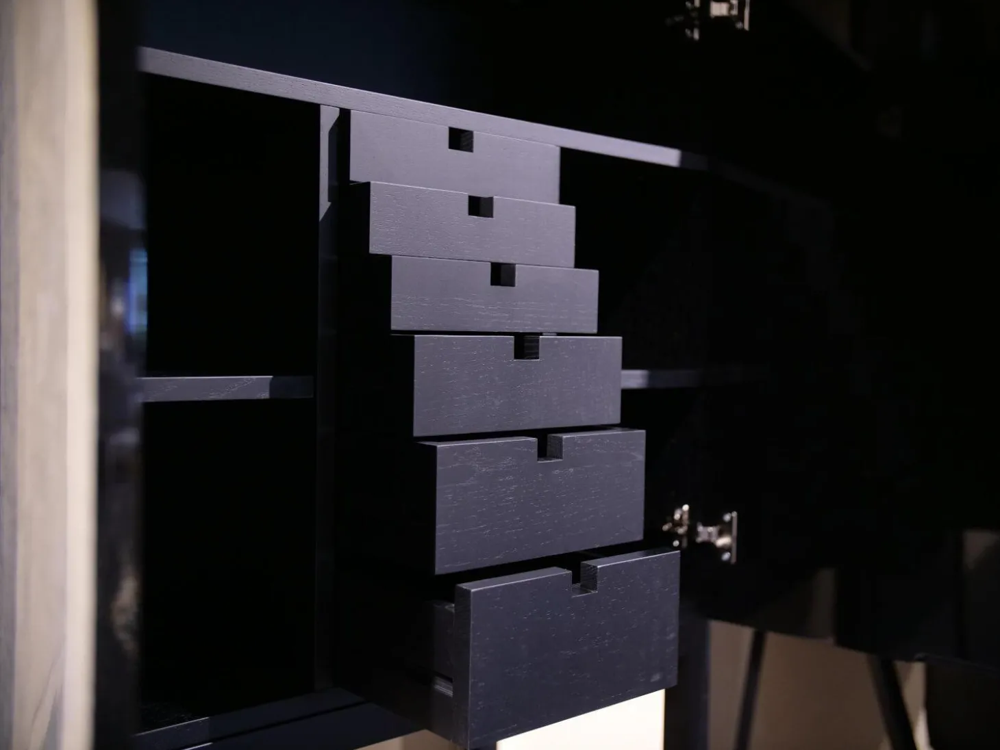 Kabinettschrank Mingkasa Eiche Massiv Eggshell Grau Grün Füße Schwarz Gebeizt Lackiert