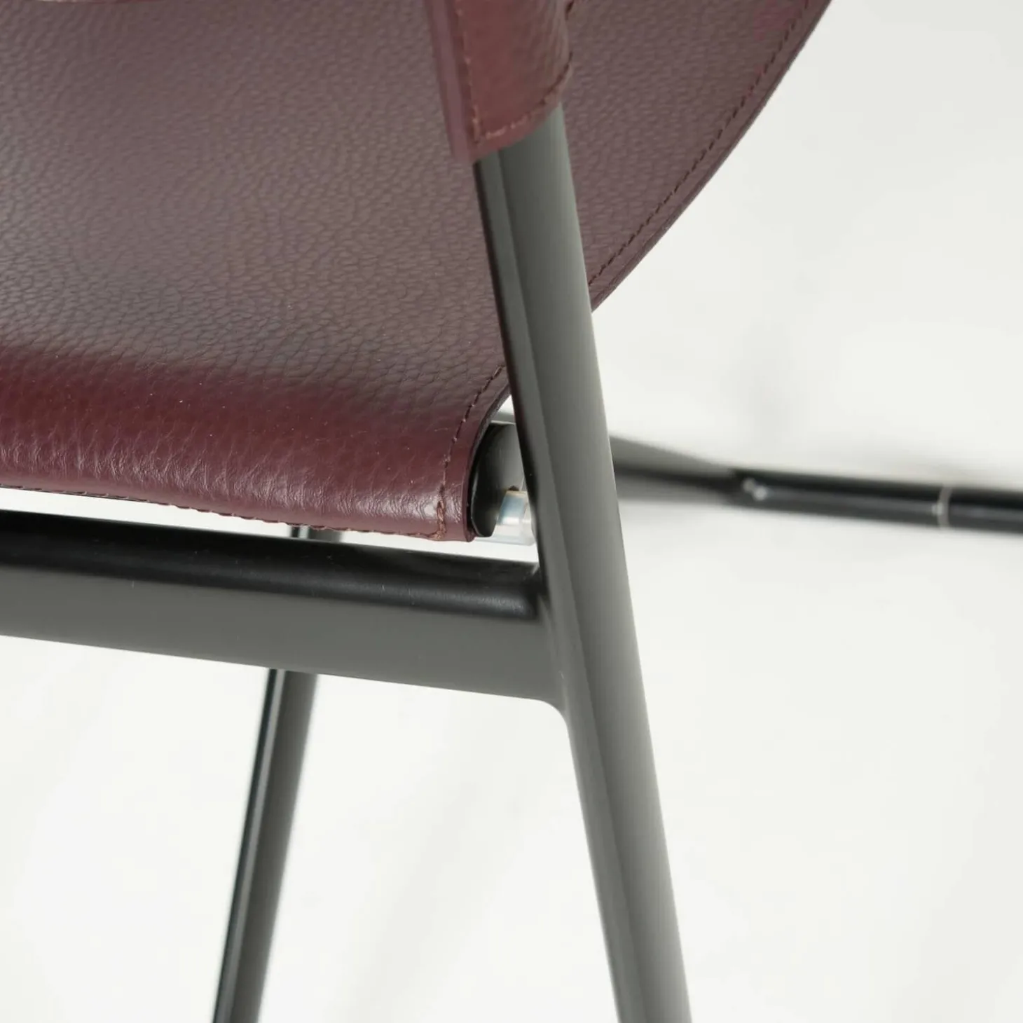 Klappsessel Mirto Bezug Kernleder Bordeauxrot Geprägt Gestell Schwarz Lackiert