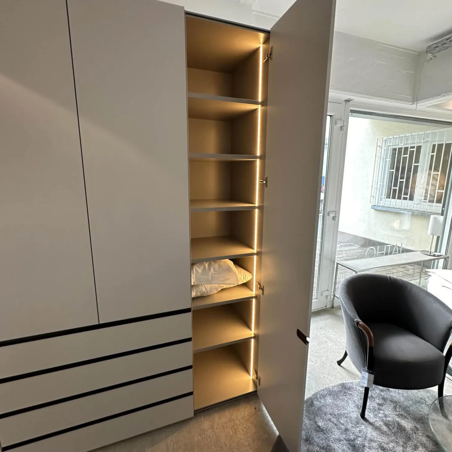 Kleiderschrank Collect Außen Lack Greige M08 Matt Weiß Grau Innen Lack Muschel M23 Matt Beige Grau Mit Beleuchtung