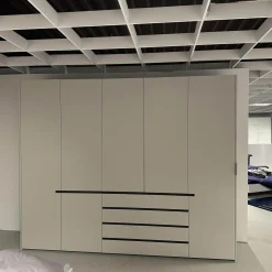 Kleiderschrank Collect Mattlack Außen M08 Greige Innen M23 Muschel Grau