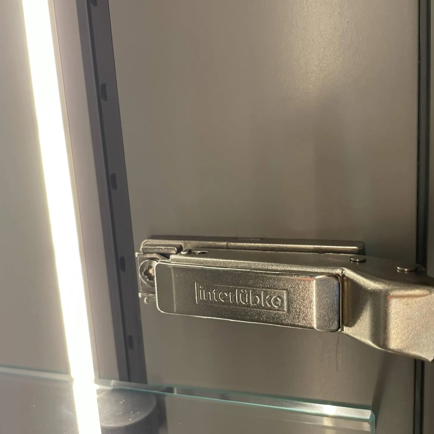 Kleiderschrank Garderobe Collect Korpus Mattlack Flintgrau Paneele Eiche Natur mkit Beleuchtung Schrankelemente Glas Drehtüren Glaseinlegeböden Garderobenelement mit Spiegel