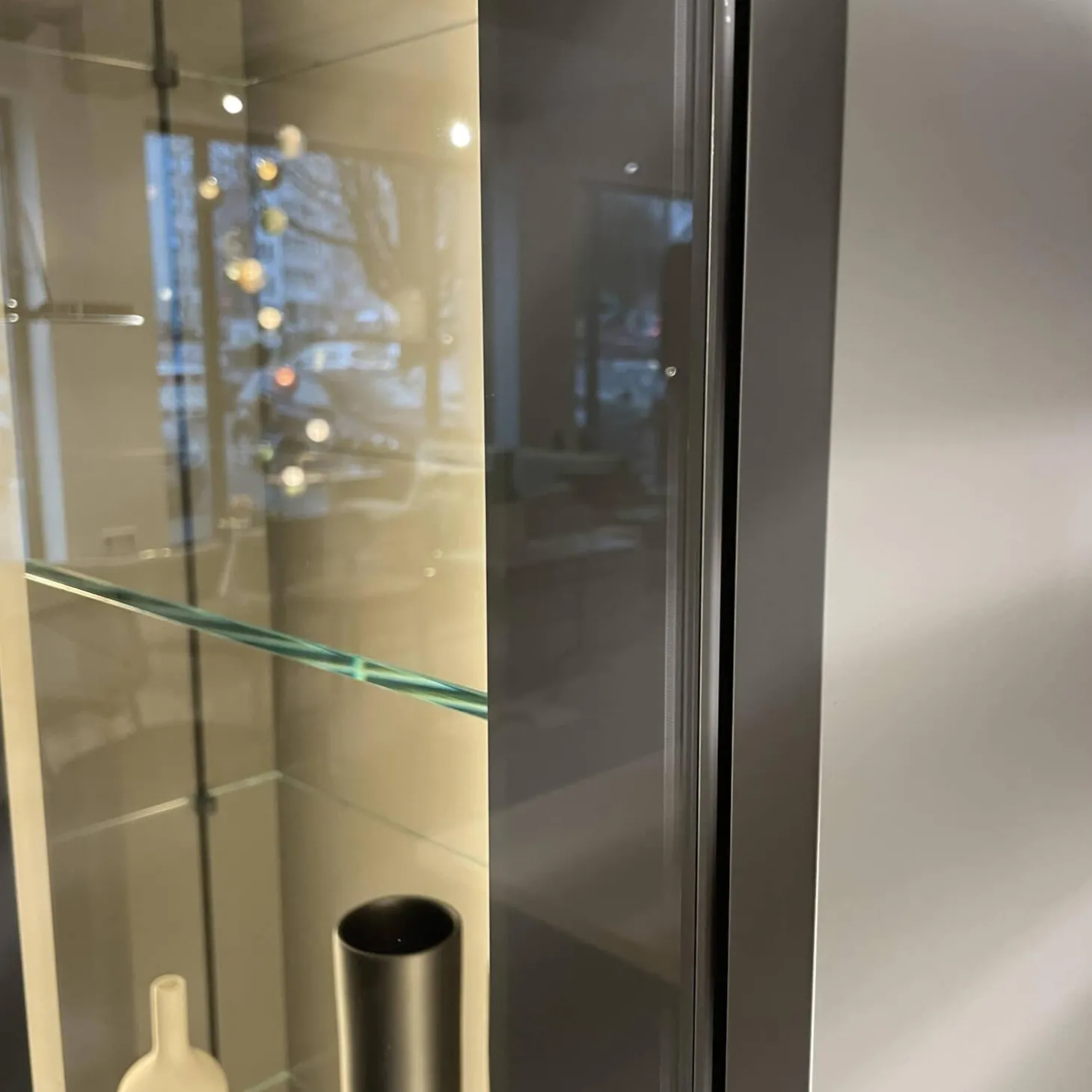 Kleiderschrank Garderobe Collect Korpus Mattlack Flintgrau Paneele Eiche Natur mkit Beleuchtung Schrankelemente Glas Drehtüren Glaseinlegeböden Garderobenelement mit Spiegel