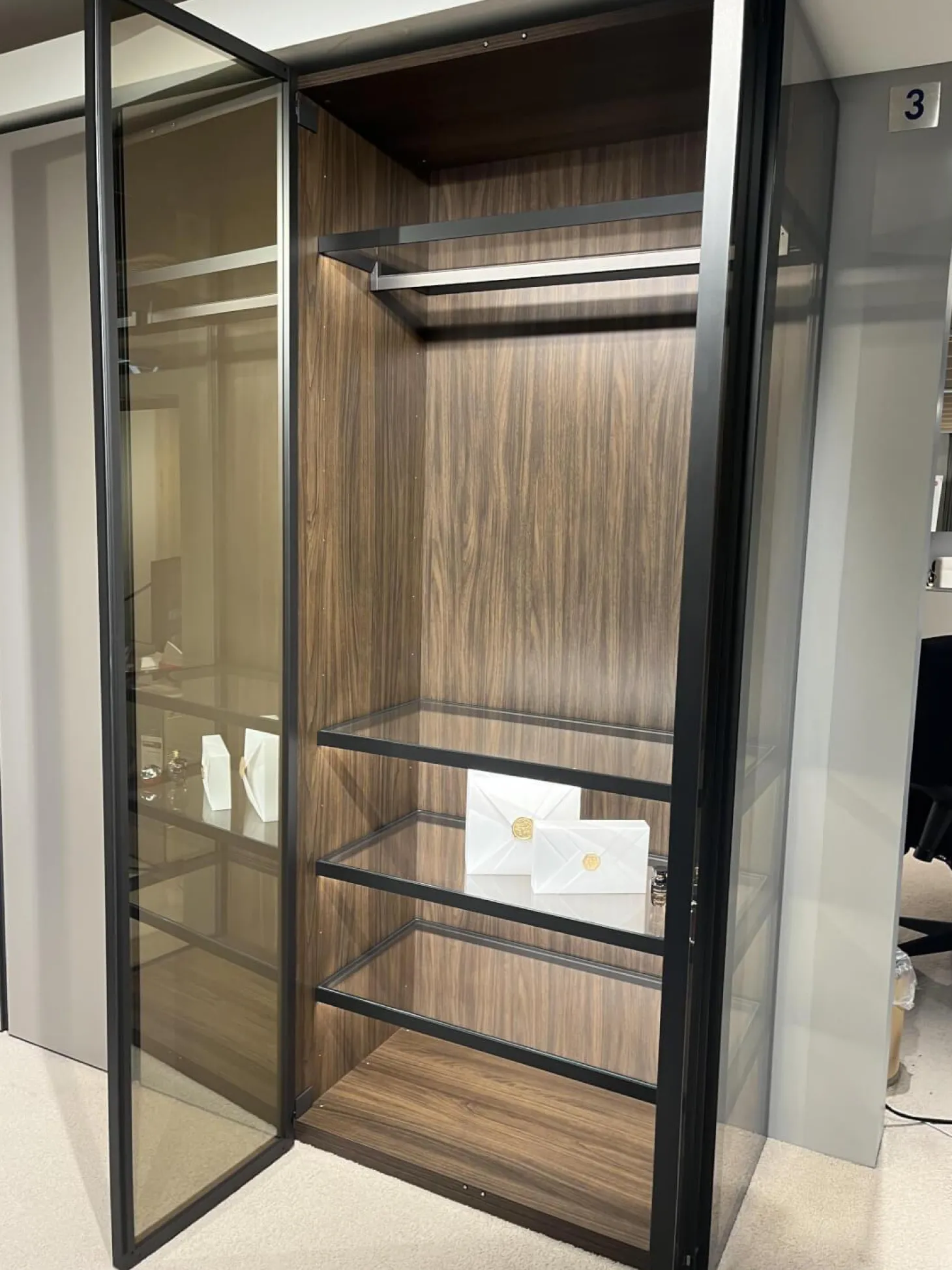 Kleiderschrank Night Collection 2022 Front Lack 331 Visone Matt Korpus 72 Noce Mit Beleuchtung