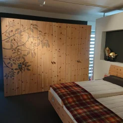 Kleiderschrank Zirbenholztüren Massiv Mit Blättermotiv Weißöl Innen Vollholz