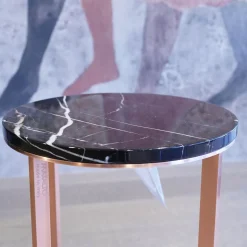 Kleiner Runder Tisch Lithos Marmor Sahara Noir Glänzend Gestellfarbe Kupfer