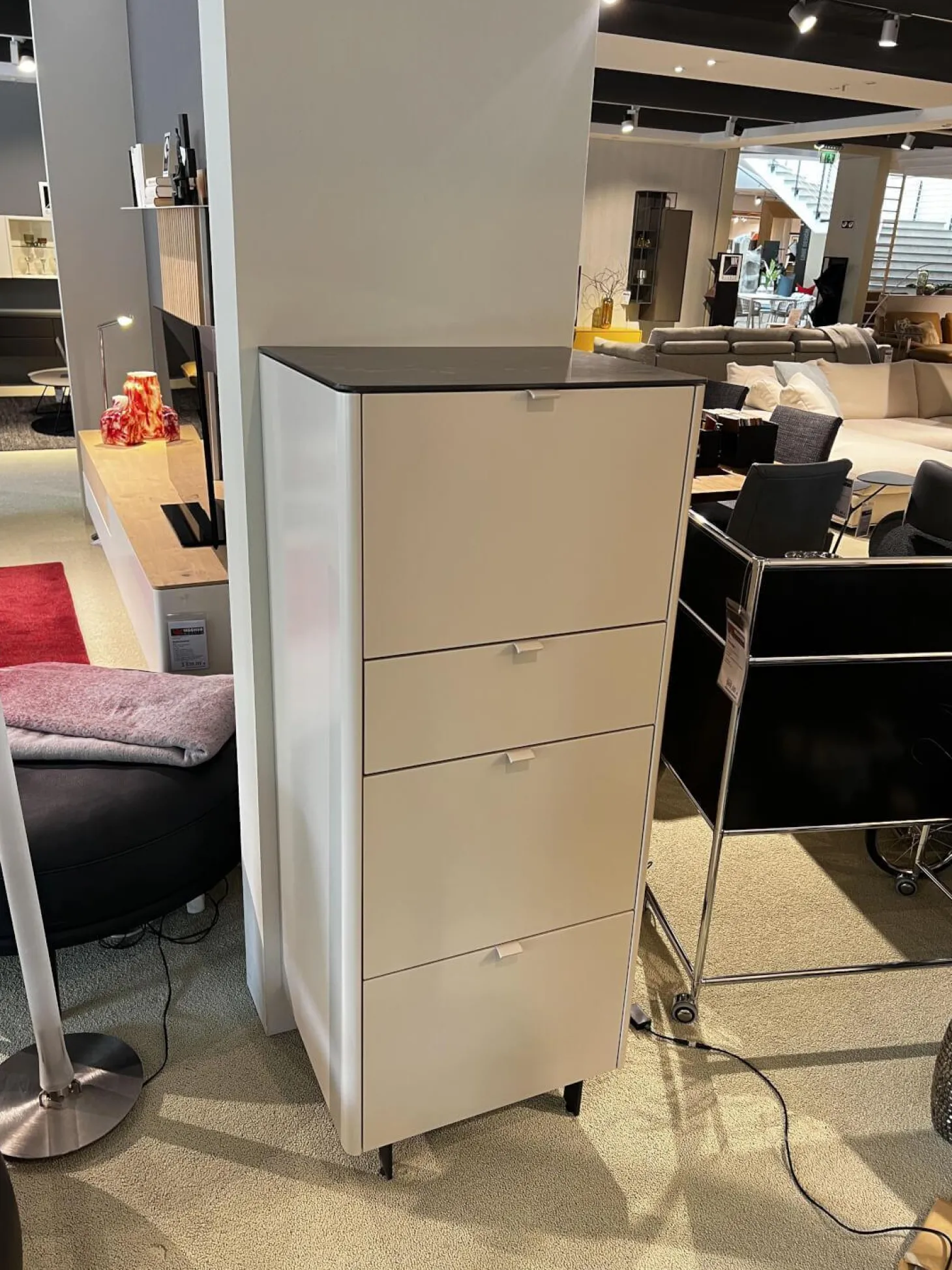 Kommode Goya Lack Kaschmir Beige Abdeckblatt Marmor Schwarz Glänzend Kufe Schwarz