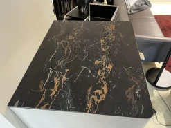 Kommode Goya Lack Kaschmir Beige Abdeckblatt Marmor Schwarz Glänzend Kufe Schwarz