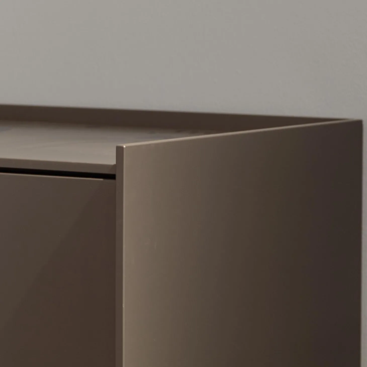 Kommode Lean Box Lack Matt 224 Graphitgrau Vorne Kufe Hinten Stützfüße