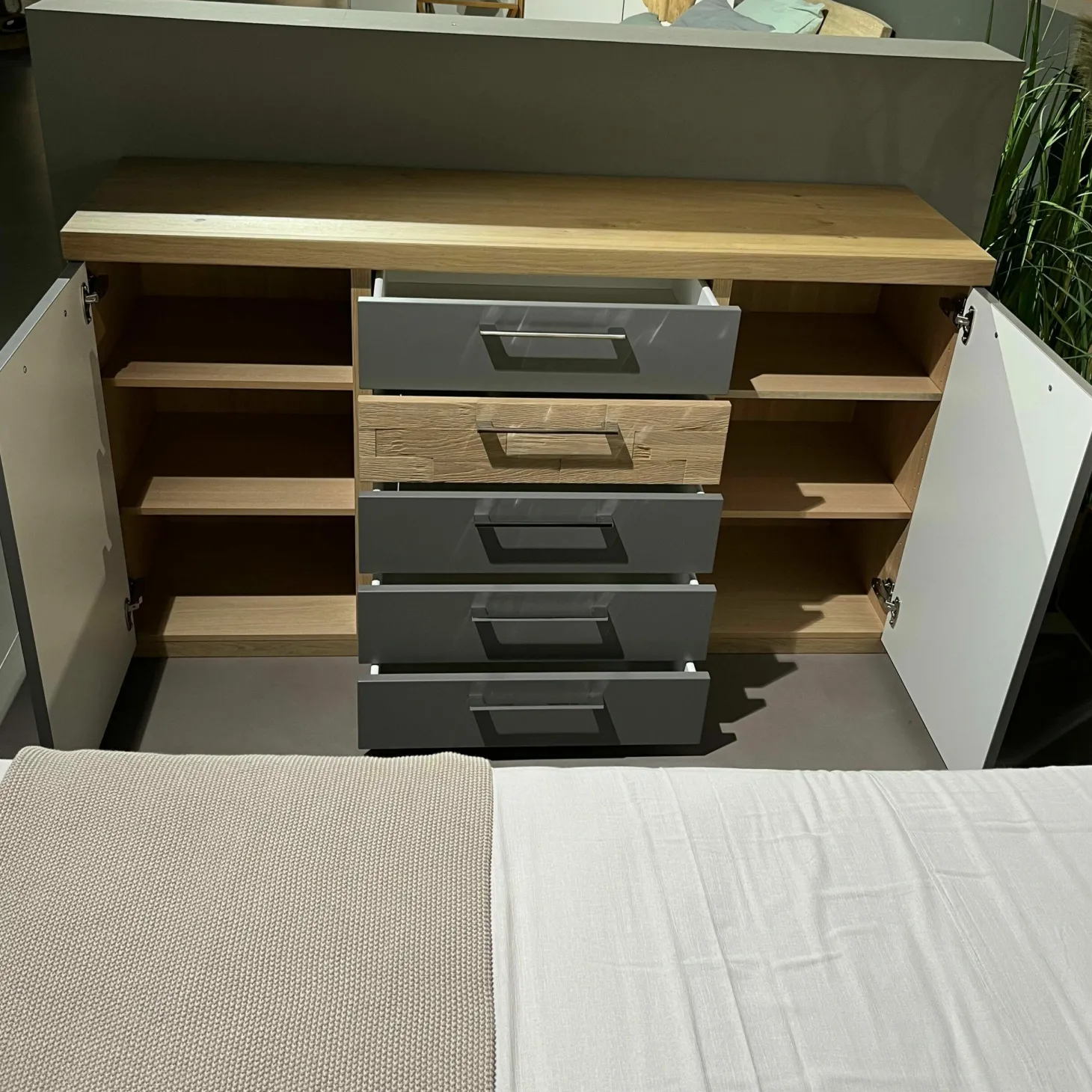 Kommode Minto Balkeneiche Lack Manhattan Grau