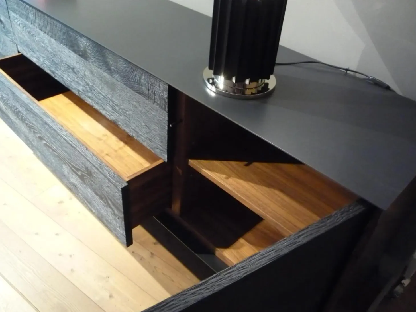 Kommode Rialto Fly Eiche Vulcano Korpus Innen Nussbaum Geölt