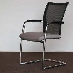 Konferenzsessel Freischwinger Mit Armlehnen Bezug Stoff 31/2000 Silbergrau Verchromt
